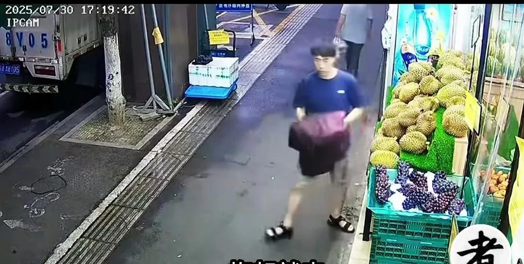 事发江苏南京7月30-31日，一水果店连续两天遭遇同一个人，以相同的方式偷走榴莲