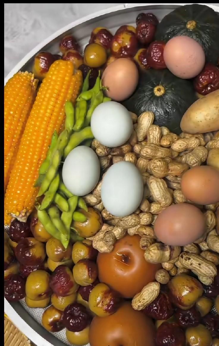 秋天来到了，
农村大锅上蒸的是秋天的喜悦，
也是儿时的回忆 ，
鸡蛋.鸭蛋.毛豆