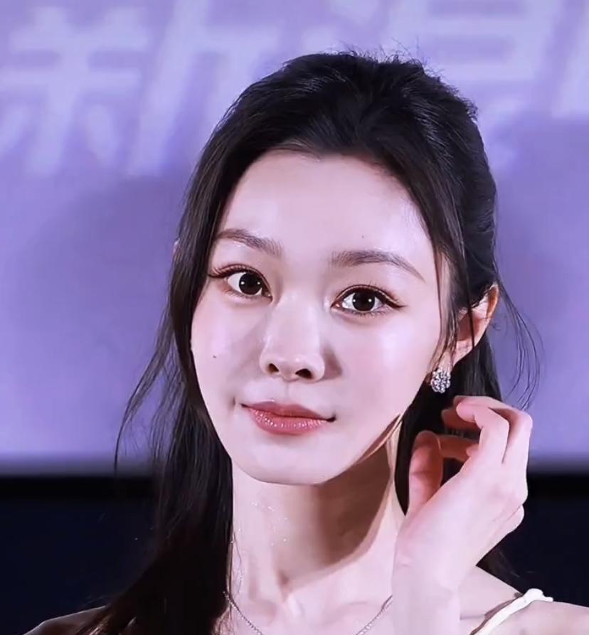 宋轶 这高清状态真的绝了。就拿她出席活动的生图来说，高清镜头怼脸拍都毫无压力。她