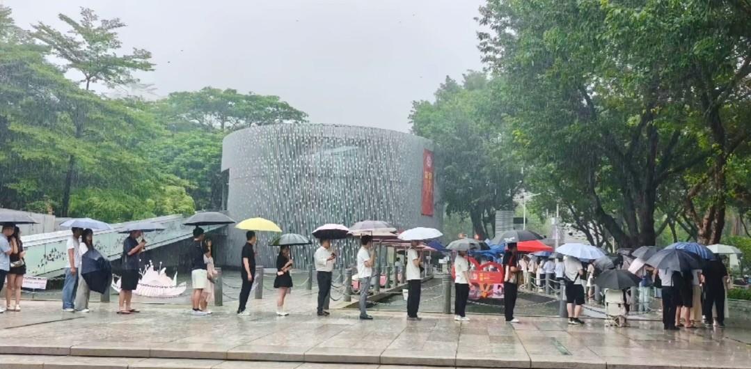 婚姻登记是个中性词。
结婚登记大体算是个褒义词，离婚登记大体算是个贬义词。
下雨