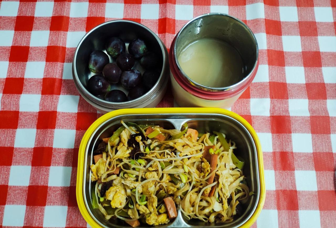 自律女生坚持带早餐上面的第三十天
鸡蛋火腿豆芽炒面+早上现熬绿豆汤+Q弹葡萄！