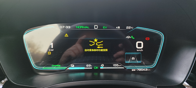 制动液液位低
礼拜天刚刚保养好，4.7万公里，换了刹车油。
早上翻绿灯起步，突然