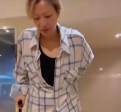 知名香港天后发视频，因运动意外致后腰撕裂坐轮椅出行。
视频中的她身穿格子上衣，神
