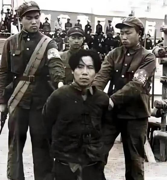 1954年，飞贼段云鹏落网，毛主席得知后，忍不住调侃道：“他不是号称‘飞贼’，会