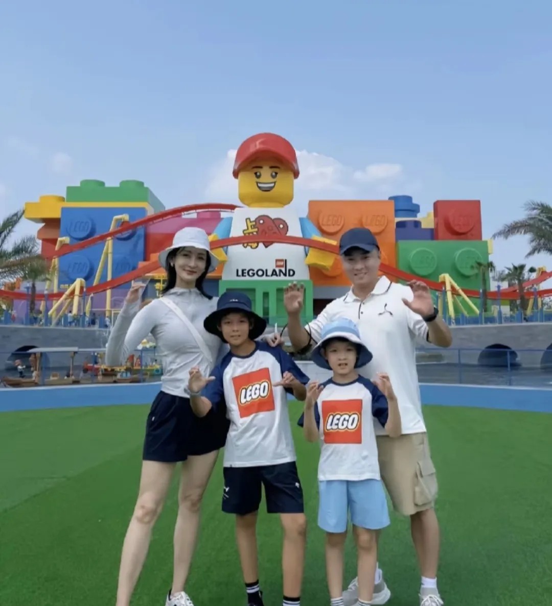天啊，王皓，两个的儿子都这么大了。他看起来沧桑了点，没有赛场上的激情与活力了。