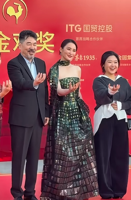 天啊！
蒋勤勤对枕边人的形象没要求吗？
这是什么眼光？？
陈建斌胡子拉碴的，看他