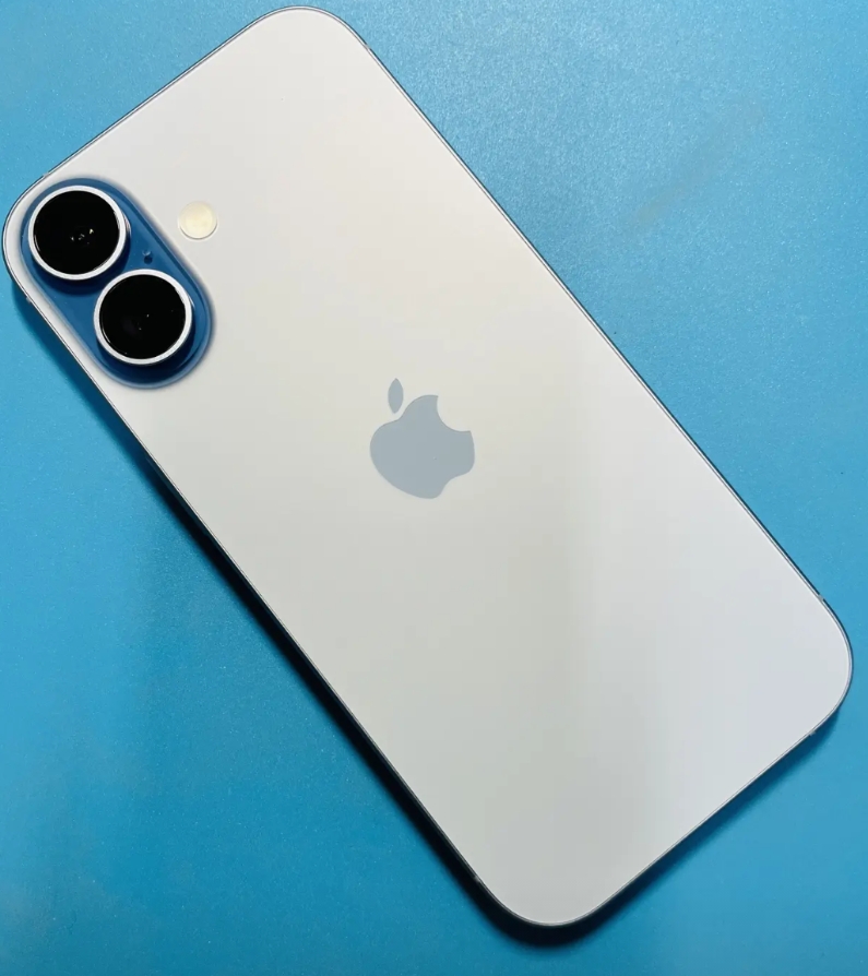 从 iPhone 15 Pro 换用 17 标准版后，有几点感受：一是散热加强了