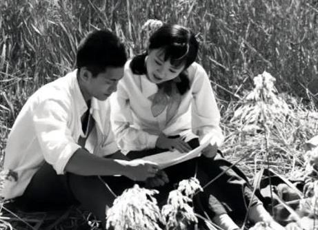 1974年，山东知青要办喜事。不料，母亲拿着苕帚追着打，说：“你要敢和农民结婚，
