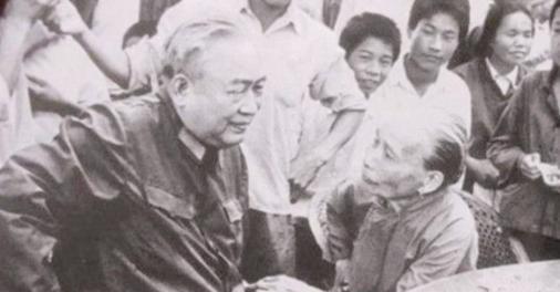 那天，余秋里站在村道上，目光穿过人群，落在自家老屋的方向。那座土坯房虽破旧，却承
