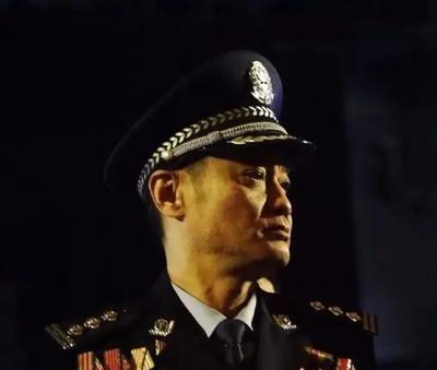 1998年，兰州火车站一民警正在执勤，发现一男子神色慌张，他大步向前：“同志，请