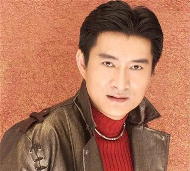 1992年，黄安的妻子邱惠美吃火锅时，被意外炸伤，半边脸几近毁容，望着病床上的妻