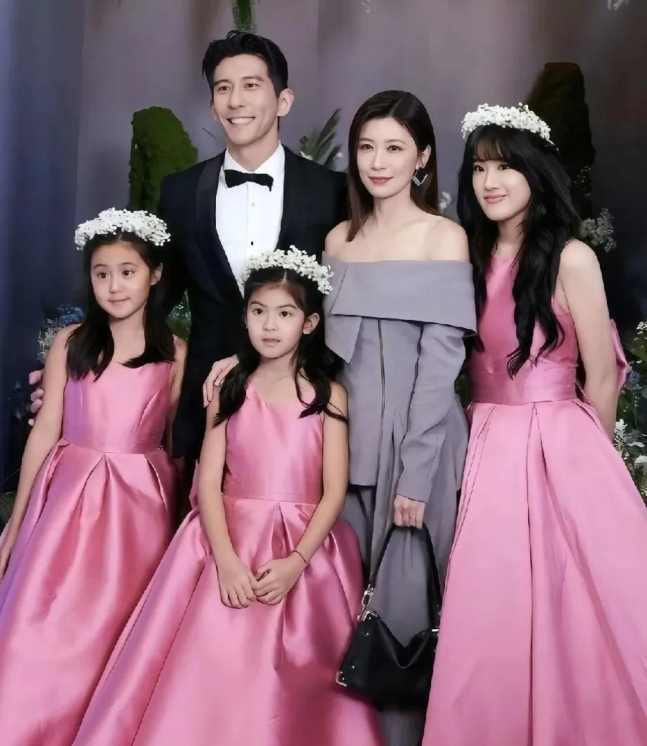     这个脸小的夫妻生了两个孩子，脸都很小。大女儿想把脸比较大。选对象还是要看