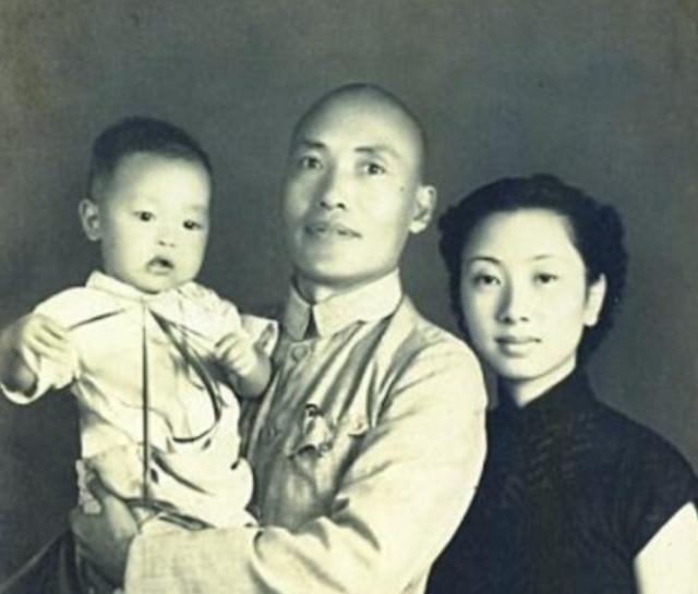 1936年，一名国民党中将跟随红军走完长征，谁知等到了延安，毛主席却对他挥了挥手