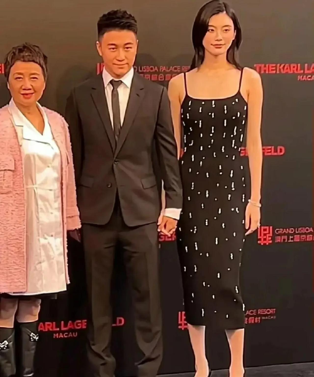 我问老公，男人会介意老婆比自己高吗？
我老公瞪了我一眼说:
你太肤浅了，不信你看