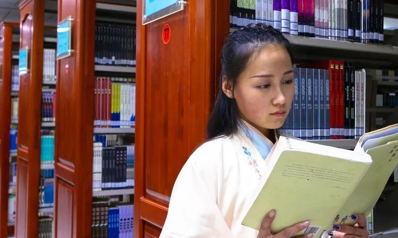 妹妹二本毕业两年，就是不去工作，去年说要考公，给她报了班，没考上。今年又说要考研