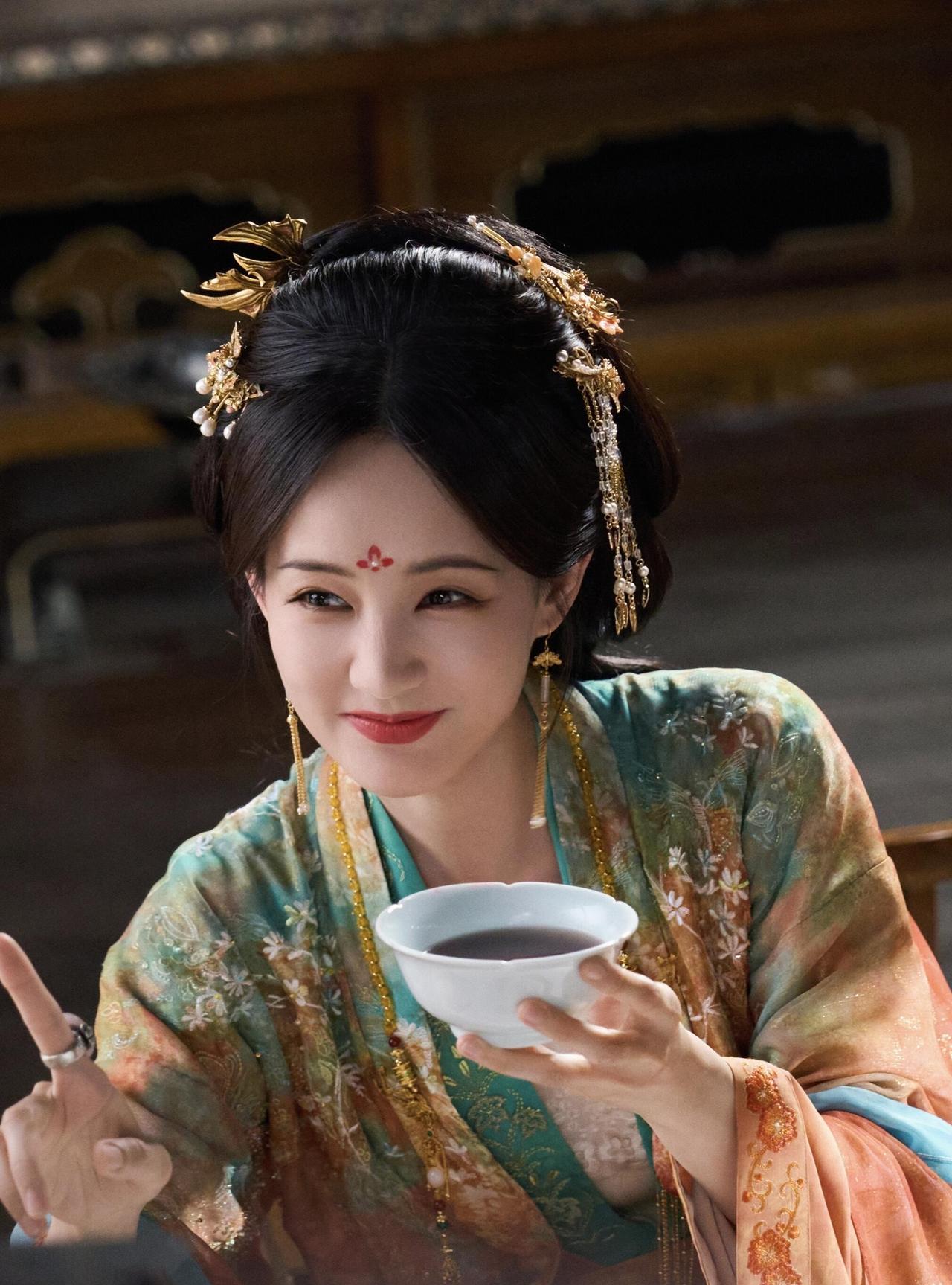 研究半天终于是搞明白了，
为什么李一桐演了这么多女主角还不火，
不是因为她长得不