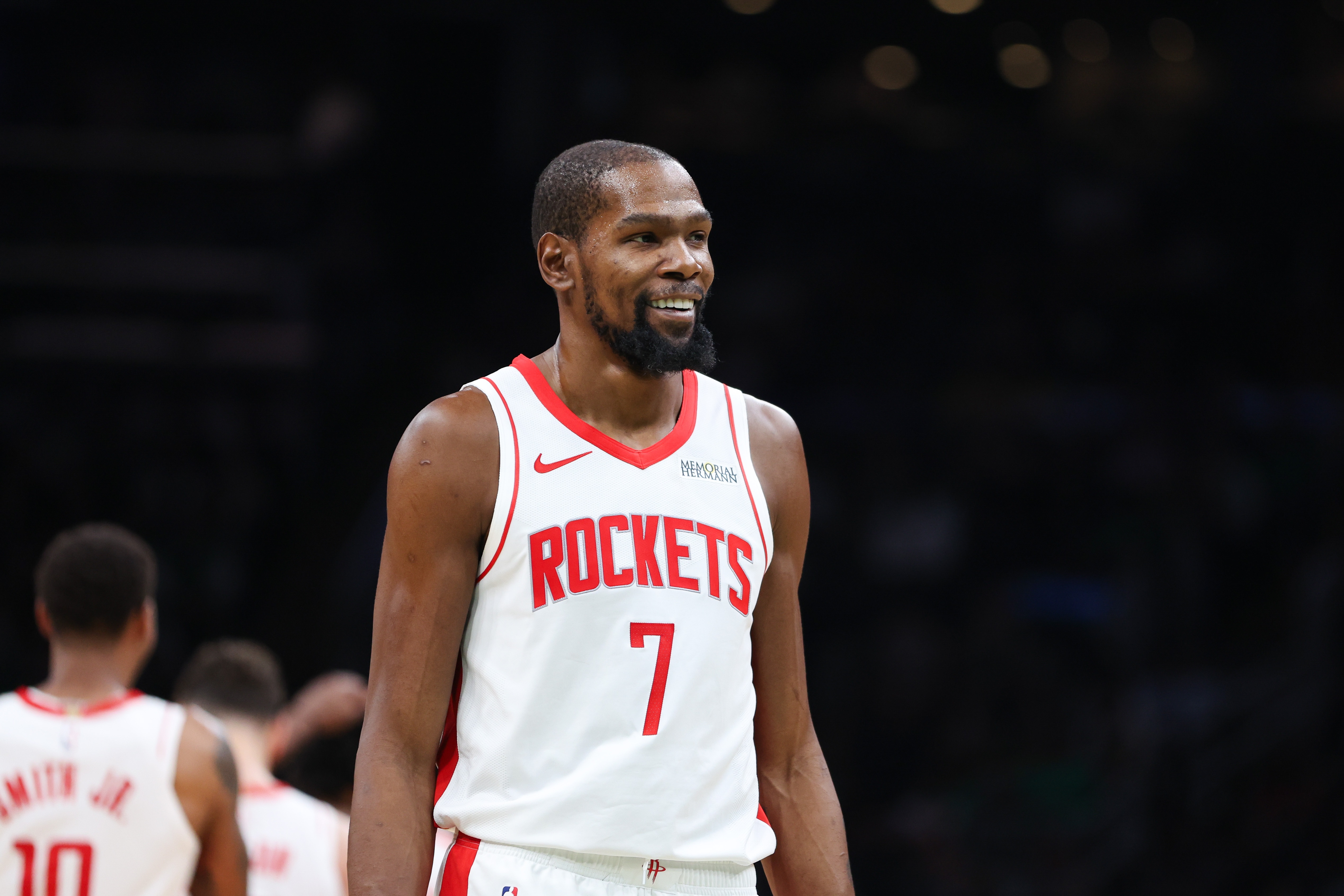 似乎最近几年来，杜兰特一遇到字母哥总能打出优秀的表现。就像今天火箭战胜雄鹿队的比