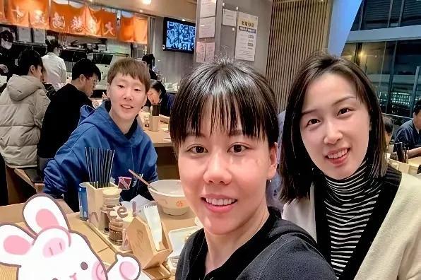 陈幸同刚拿了日本横滨冠军赛的奖金，就请王曼昱，钱天一，陈熠吃拉面了！
不得不说，