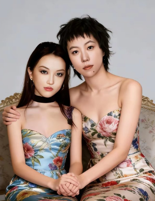 王菲的两个女儿，没想到王菲的两个女儿出落的这么漂亮，窦靖童原来以为像个小男生呢，