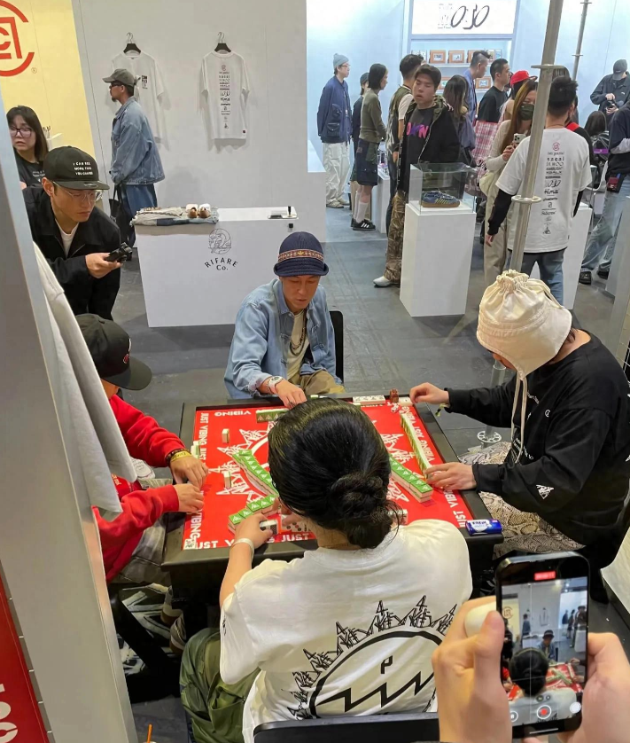 50岁的冯德伦虽然满头白发，但气质儒雅风度翩翩还是那么帅越老越有型。
陈冠希老了