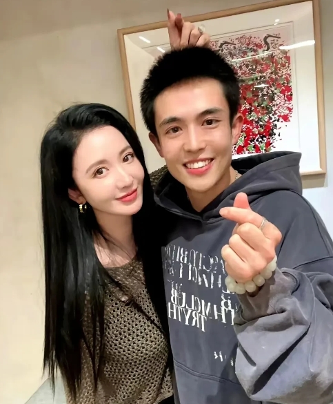 王星的眼神儿正常了，这真应该感谢吴镇宇。
张萌签约王星，或许有相中王星的流量之嫌