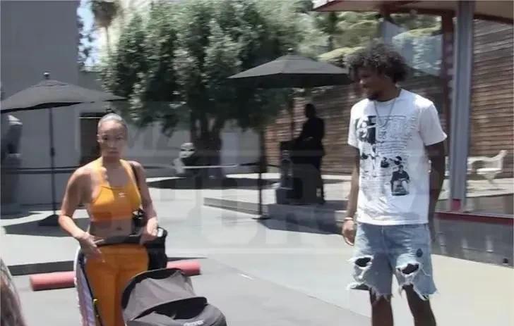 杰伦格林仍在陪女友度假而队友们都在苦练
休赛期以来，杰伦格林一直在陪女友和女儿到