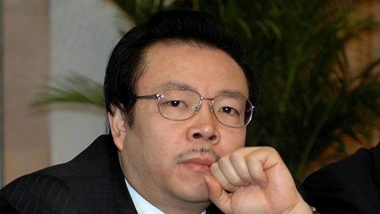 “金融第一贪”赖小民，疯狂敛财17亿，100多个情人同住一小区