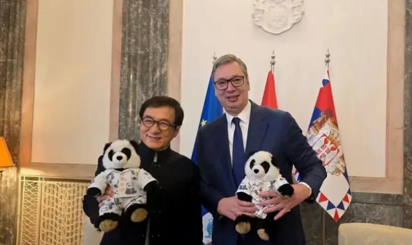 成龙大哥的这件事给所有明星上了一课！
再怎么出名、再怎么有钱，
也没有让一个国家