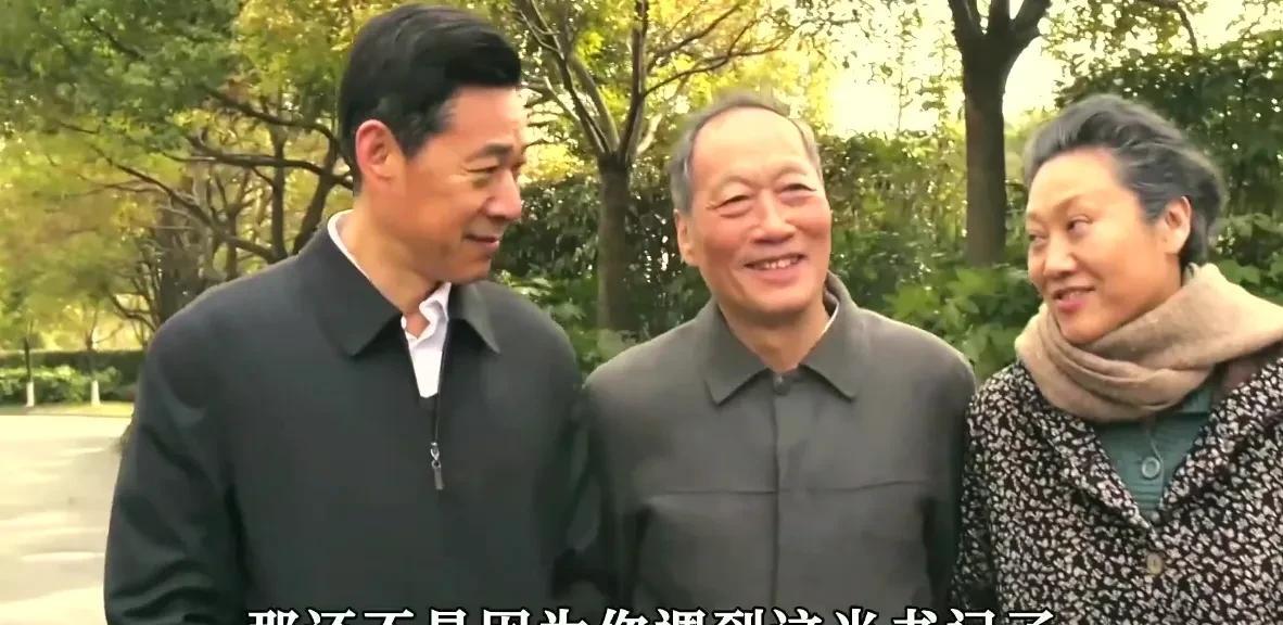 陈岩石在剧里的设定是80多岁，看扮相其实还是蛮符合的。因为医疗条件好，所以看起来