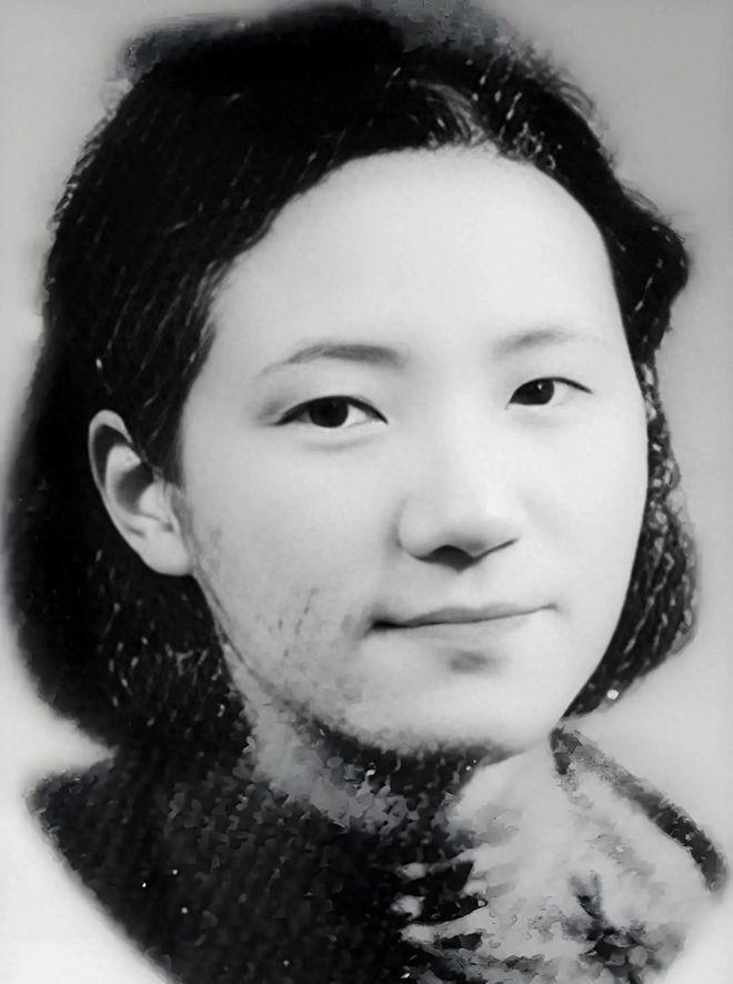 1934年，新婚后不久，才女作家苏青就撞见丈夫与表嫂约会，她隐忍不发，接连生下5