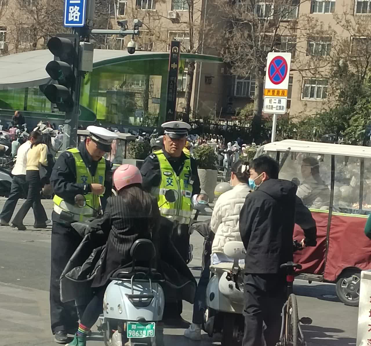 在郑州的路口，经常看到骑电动车的被处罚。这其实是好事，因为很多人确实存在忘带头盔
