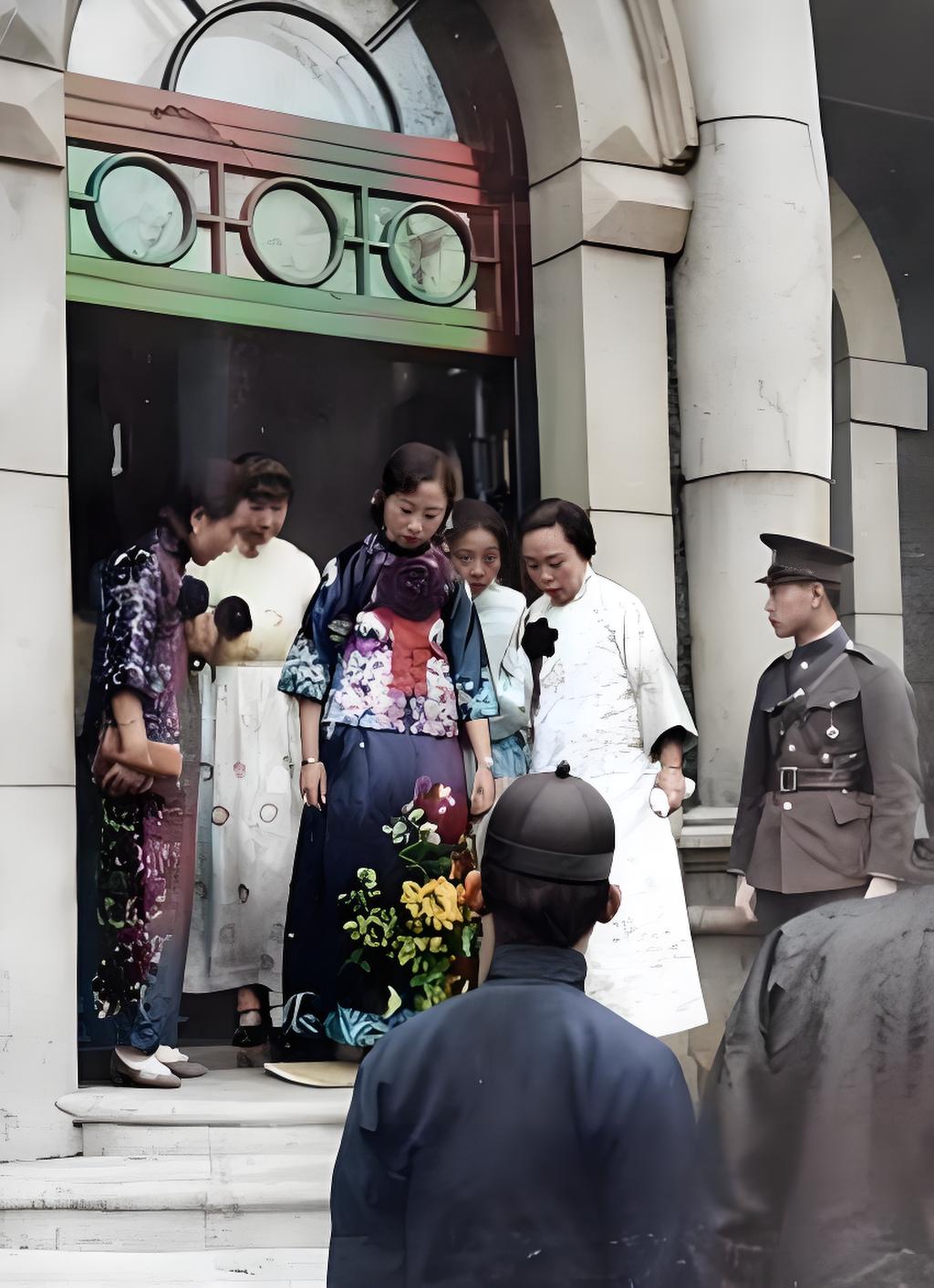 溥仪二妹韫龢长春下梯时众星拱月留影（1932年4月）