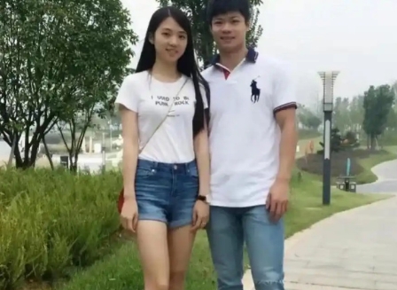 苏炳添和老婆林艳芳原来是从小青梅竹马的同学，从初中就陪他一路走来的三个孩子的宝妈