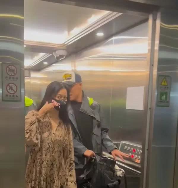 倪虹洁曾说过不会再进入下一段婚姻了，现在的生活已经很知足了。

她和男两个人