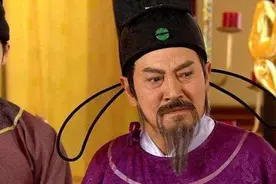 秦朝设立宰相制的原因之一是为了加强中央集权，统一全国的管理体制，并消除世卿世禄制