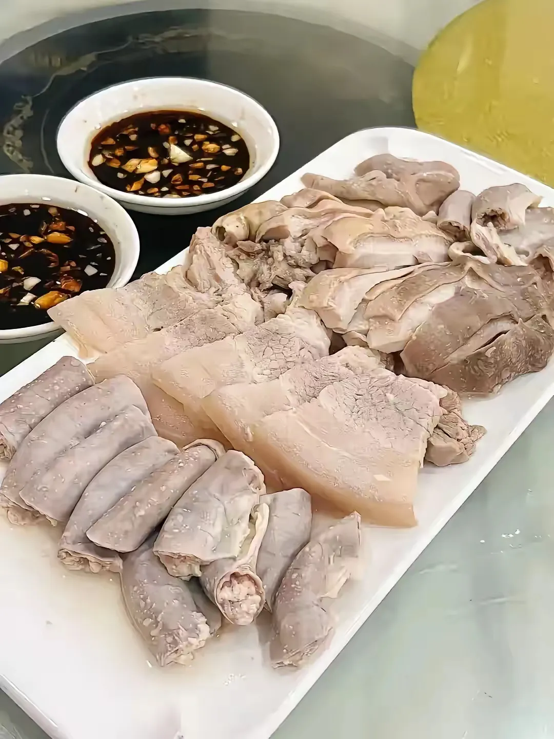 在广州出差时，每天面对白切猪，白切鸡，白切鸭，白切鹅，白切各种杂……
这边的白切