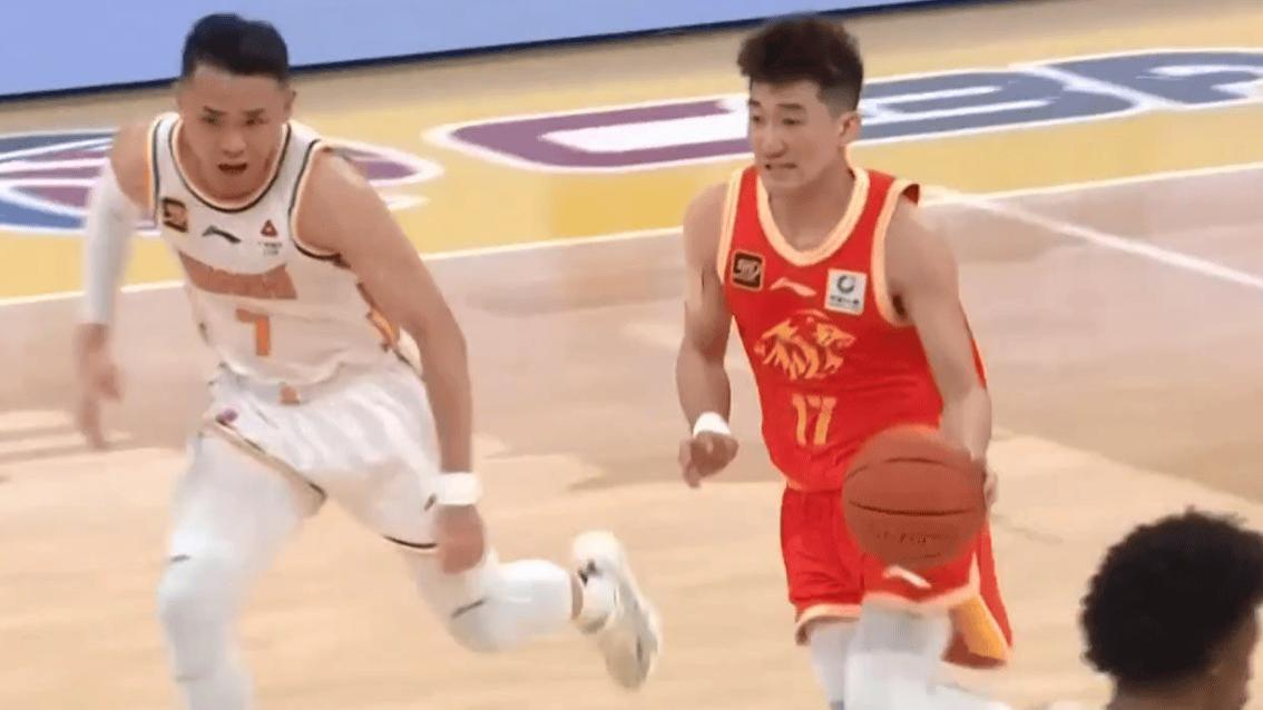 短短21分钟，CBA三人受伤，2大超巨倒下，争冠热门广厦或成最大输家？