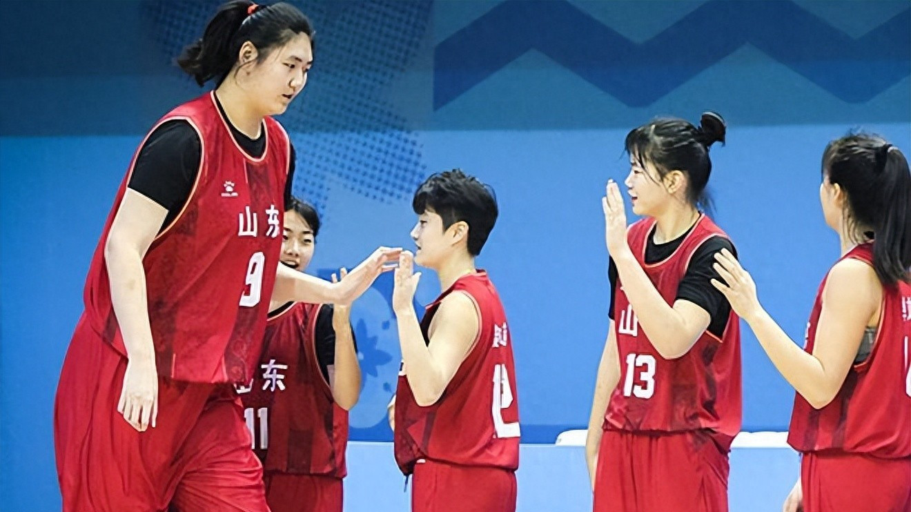 17岁张子宇狂轰25+95%命中率，山东U18女篮杀疯了！