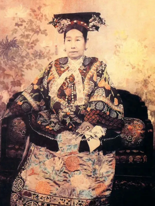 1908年，73岁慈禧病重，37岁光绪帝知道后，竟面露喜色。听闻光绪的态度，慈禧