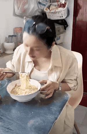 幸福来的太突然
美女正美美地吃着方便面，一个男子走了过来，拿出一只“钻戒”盒子往