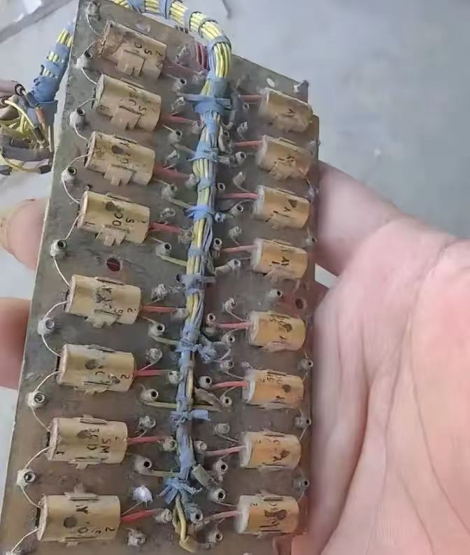 收拾老院子发现的，有人知道是什么吗？