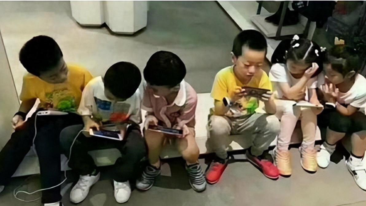 给娃第一部手机：是打开新世界的大门，还是掉进无底洞？