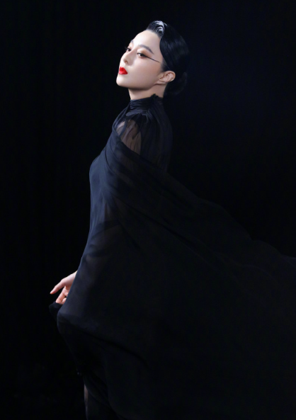 黑纱轻盈漫舞，红唇明艳练达，台前幕后闪耀夺目，以自信姿态触达真我之境