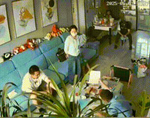 夫妻离婚，女子回到前夫家里拿衣物与生活用品，被前夫与他的家人阻止，双方发生撕扯，