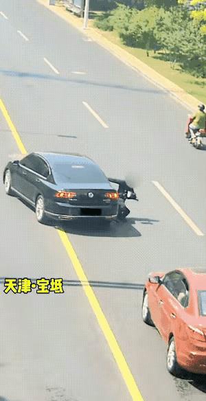 有斑马线不走，偏偏要在不是斑马线地方的横穿马路，给人的第一感觉这就是在故意碰瓷。