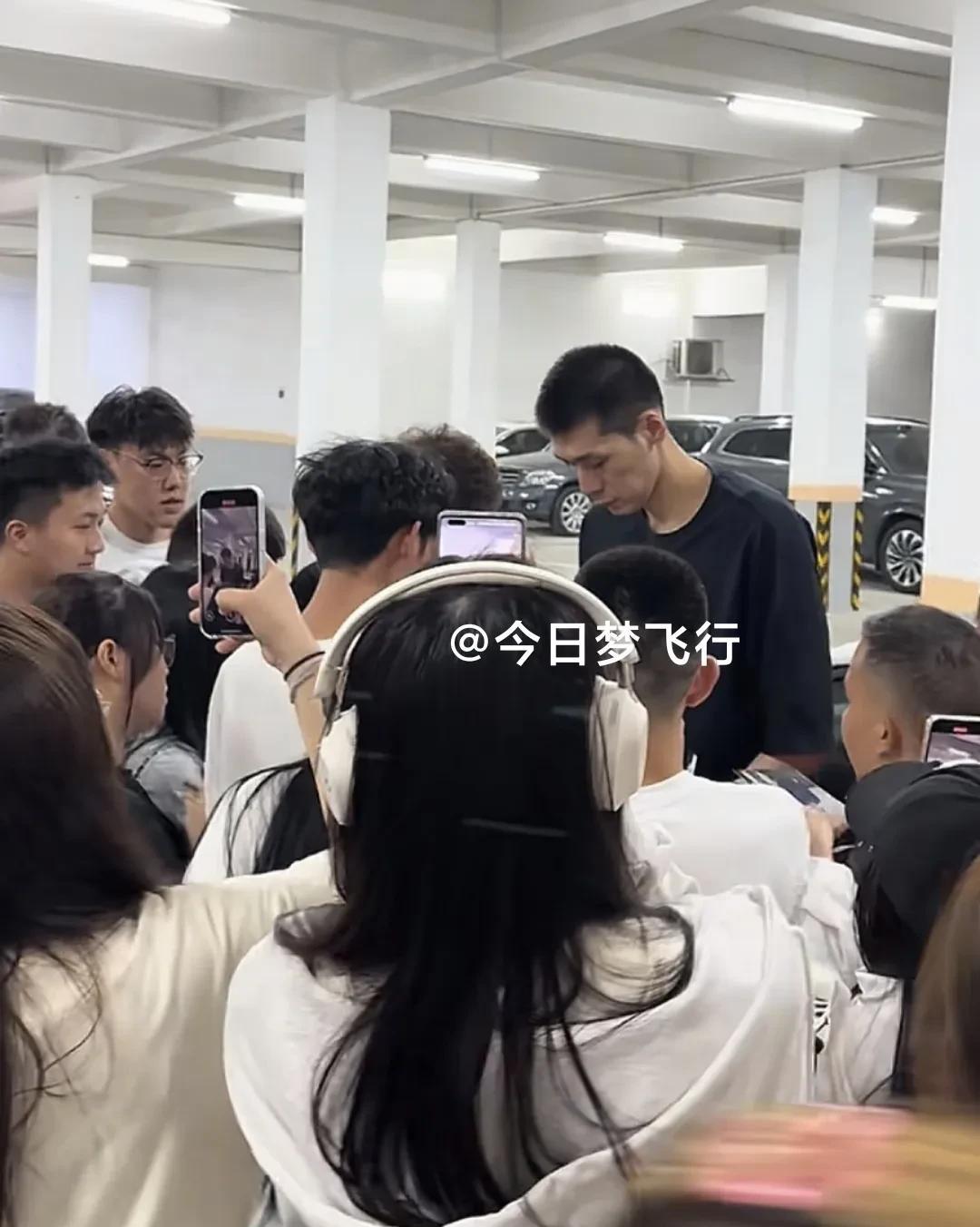 广东队下训回来，任骏飞宠粉，贝兹利和黄明依相约外出！
傍晚广东队结束下午的训练课