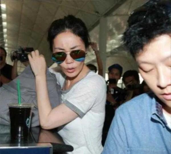 王菲香港转机遇狗仔 意外碰面引关注。