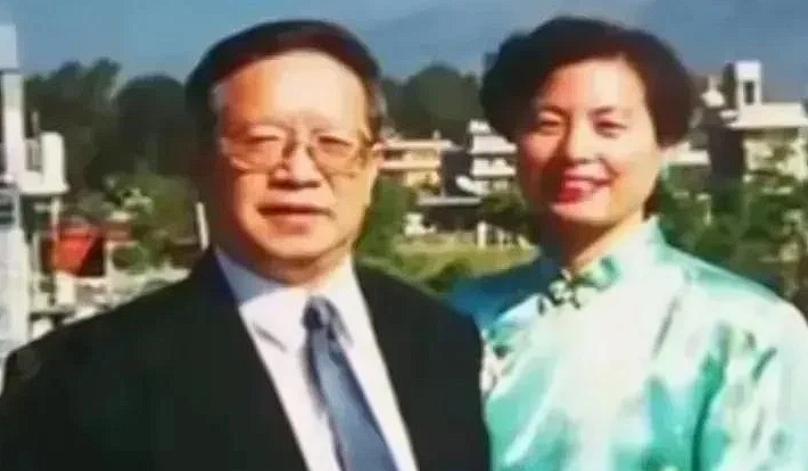 2005年，外交官朱敏才退休后，不顾儿女的阻拦执意和妻子离家出走，此后再无音信。