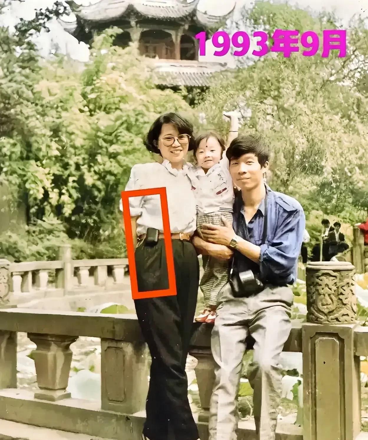 这张照片展现出了一对年轻夫妻带着孩子1993年9月在成都望江楼公园游玩时的情景，