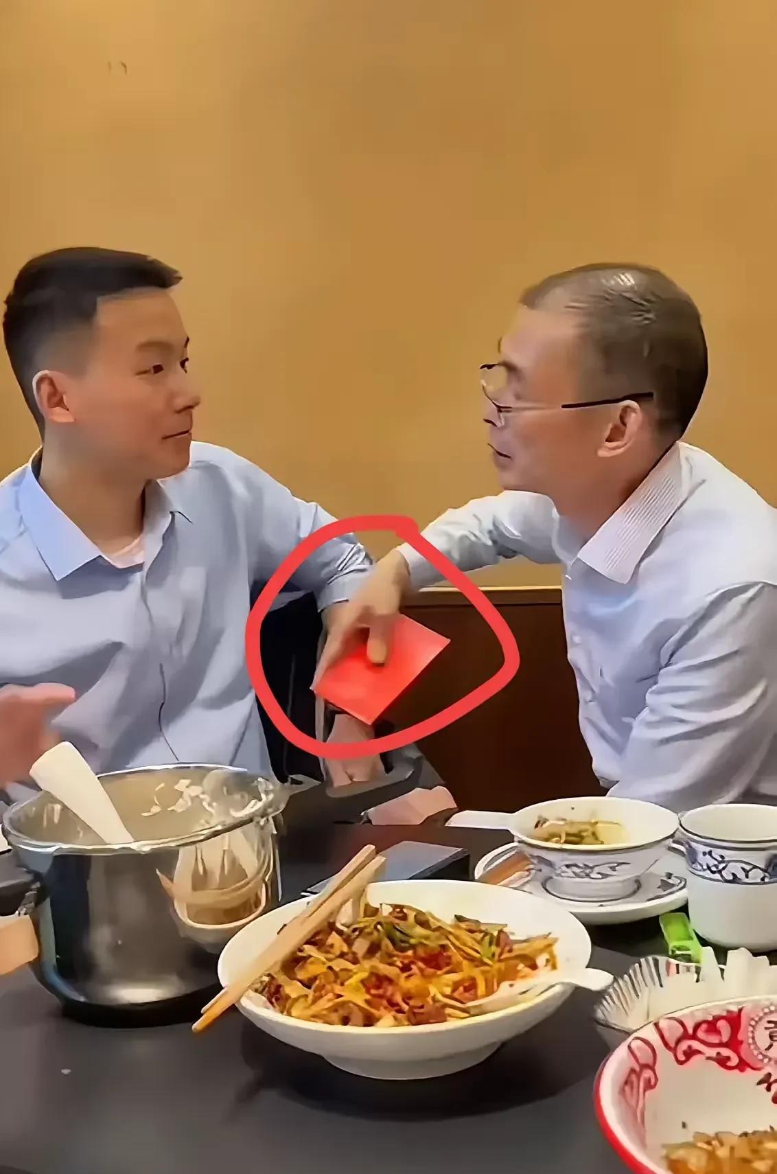 看谢爸给浩南的“大”红包就知道这个家是后妈说了算，谢爸不过是傀儡。这大红包薄薄的
